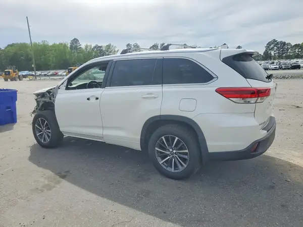 5TDJZRFH0JS543083 2018 TOYOTA HIGHLANDER - Image 2