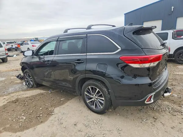 5TDJZRFH0JS545674 2018 TOYOTA HIGHLANDER - Image 2