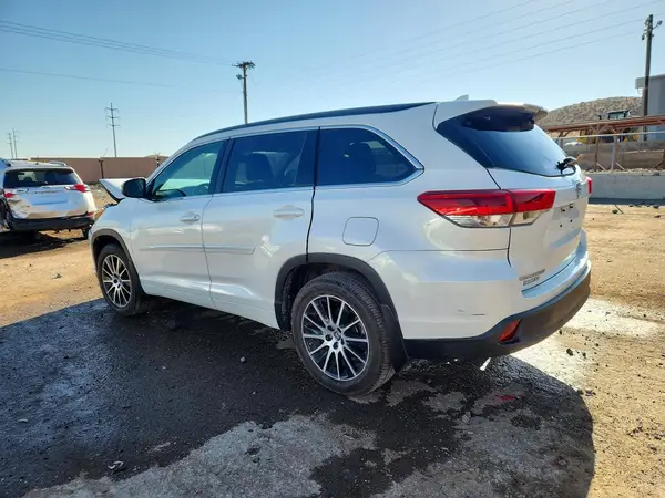 5TDJZRFH0JS551636 2018 TOYOTA HIGHLANDER - Image 2