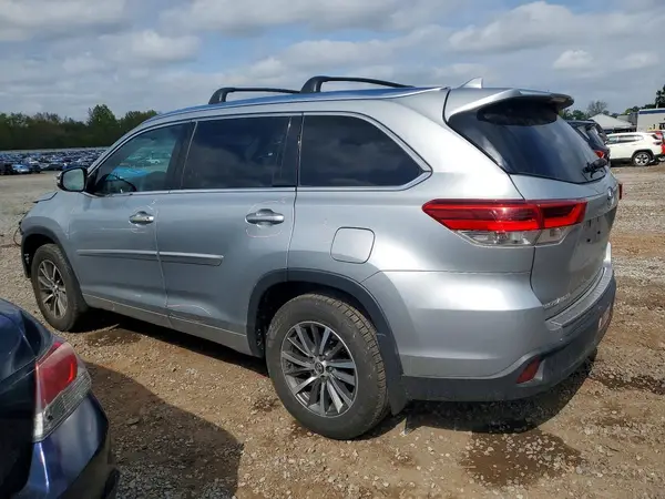 5TDJZRFH0JS552835 2018 TOYOTA HIGHLANDER - Image 2