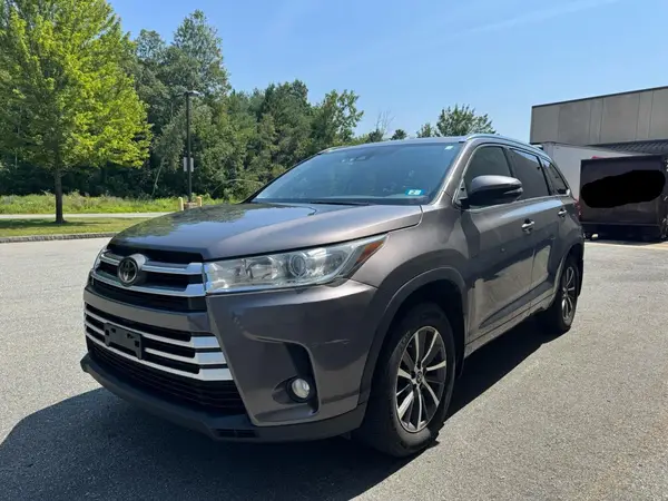 5TDJZRFH0JS558568 2018 TOYOTA HIGHLANDER - Image 2