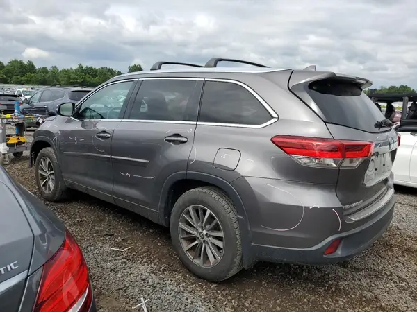 5TDJZRFH0JS560126 2018 TOYOTA HIGHLANDER - Image 2