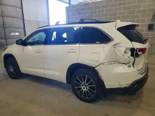 5TDJZRFH0JS805149 2018 TOYOTA HIGHLANDER - Image 2