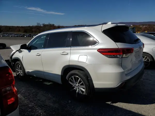 5TDJZRFH0JS808214 2018 TOYOTA HIGHLANDER - Image 2