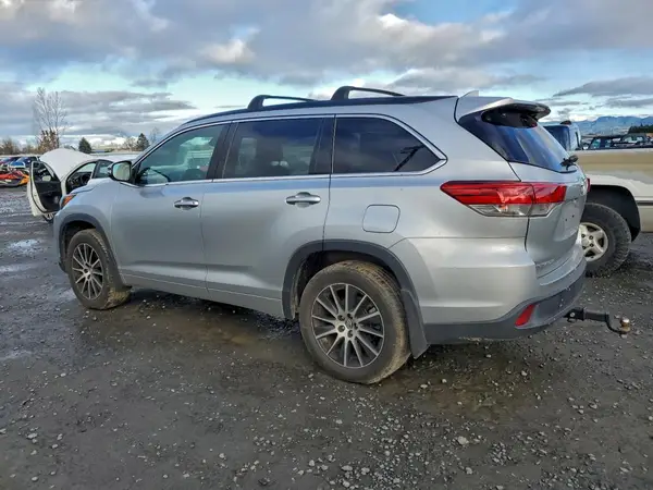 5TDJZRFH0JS819715 2018 TOYOTA HIGHLANDER - Image 2