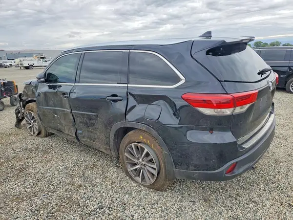 5TDJZRFH0JS820959 2018 TOYOTA HIGHLANDER - Image 2