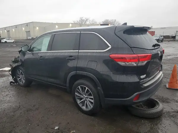 5TDJZRFH0JS823537 2018 TOYOTA HIGHLANDER - Image 2