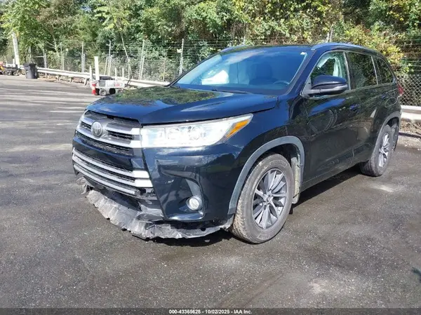 5TDJZRFH0JS825904 2018 TOYOTA HIGHLANDER - Image 2