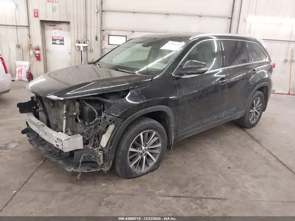 5TDJZRFH0JS828222 2018 TOYOTA HIGHLANDER - Image 2