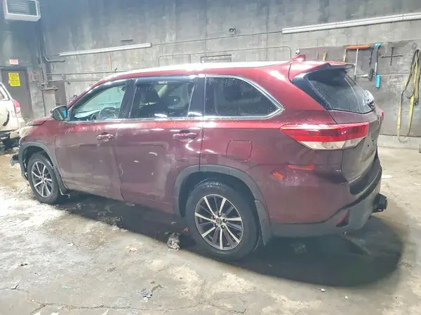 5TDJZRFH0JS828656 2018 TOYOTA HIGHLANDER - Image 2