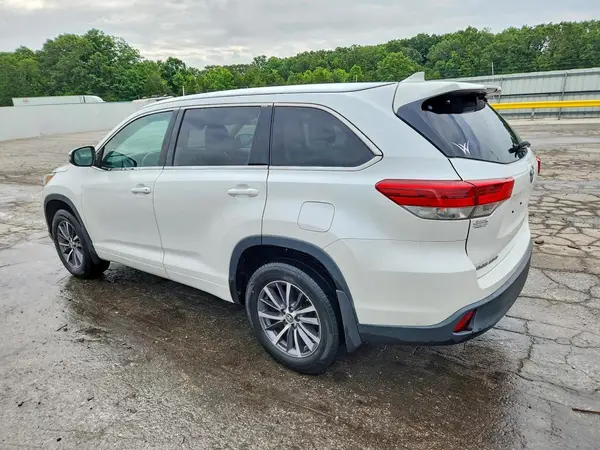 5TDJZRFH0JS834442 2018 TOYOTA HIGHLANDER - Image 2