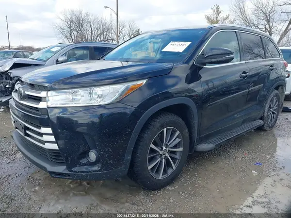 5TDJZRFH0JS836885 2018 TOYOTA HIGHLANDER - Image 2