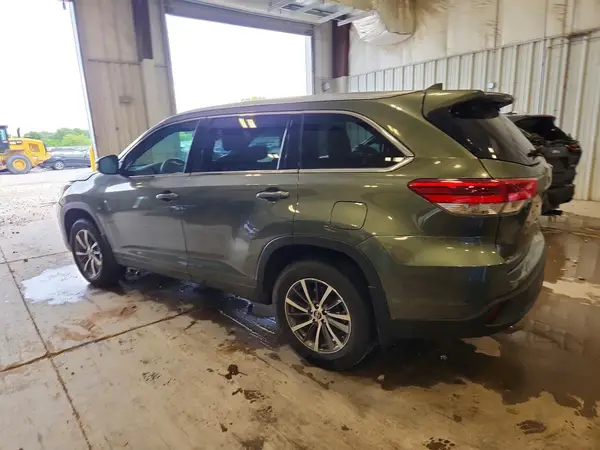 5TDJZRFH0JS839267 2018 TOYOTA HIGHLANDER - Image 2