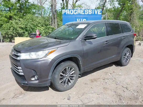 5TDJZRFH0JS839530 2018 TOYOTA HIGHLANDER - Image 2