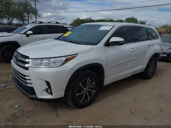 5TDJZRFH0JS840225 2018 TOYOTA HIGHLANDER - Image 2