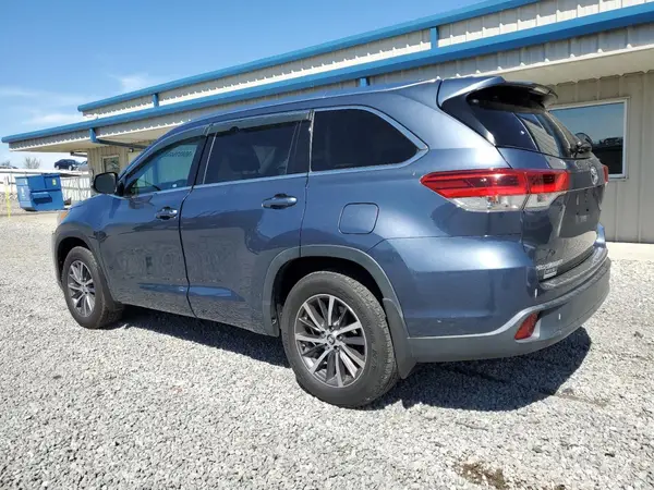 5TDJZRFH0JS841813 2018 TOYOTA HIGHLANDER - Image 2