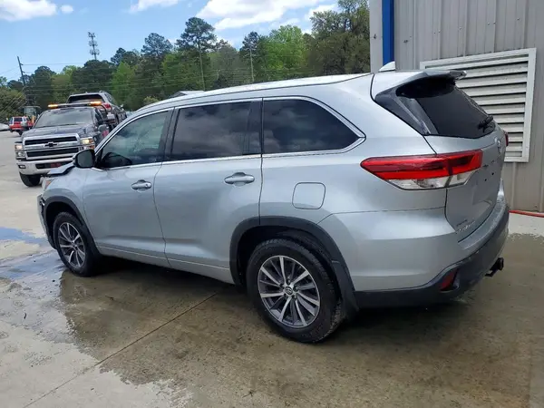 5TDJZRFH0JS841973 2018 TOYOTA HIGHLANDER - Image 2