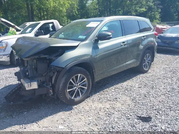 5TDJZRFH0JS845411 2018 TOYOTA HIGHLANDER - Image 2