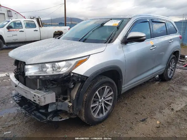 5TDJZRFH0JS845909 2018 TOYOTA HIGHLANDER - Image 2