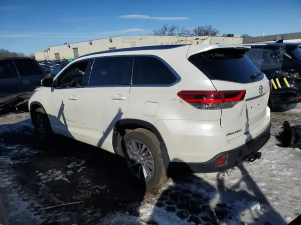 5TDJZRFH0JS846445 2018 TOYOTA HIGHLANDER - Image 2