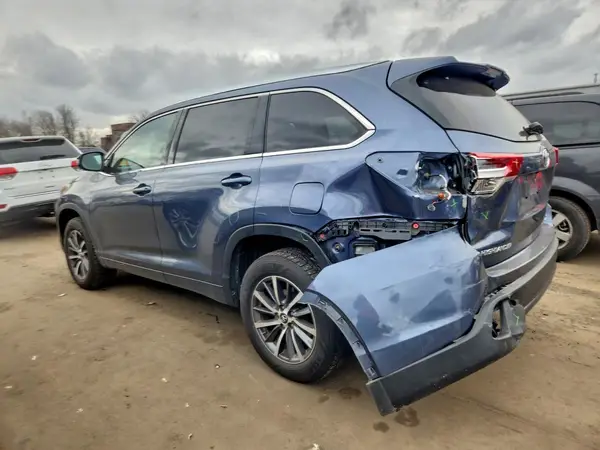 5TDJZRFH0JS849653 2018 TOYOTA HIGHLANDER - Image 2