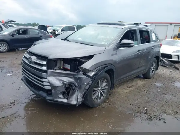 5TDJZRFH0JS852388 2018 TOYOTA HIGHLANDER - Image 2