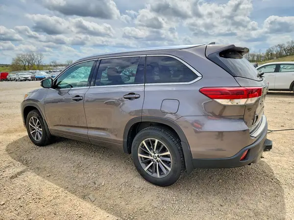5TDJZRFH0JS861821 2018 TOYOTA HIGHLANDER - Image 2