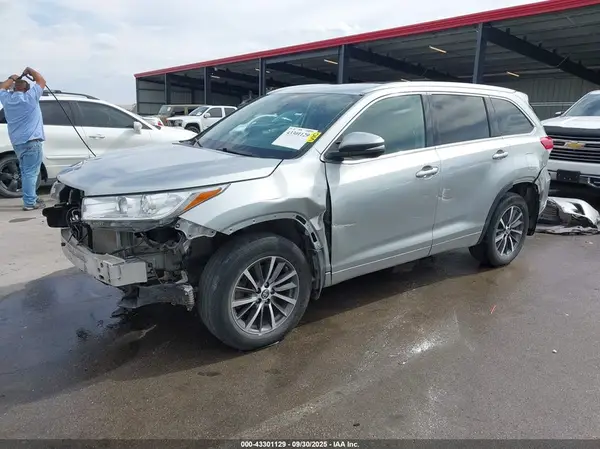 5TDJZRFH0JS869854 2018 TOYOTA HIGHLANDER - Image 2