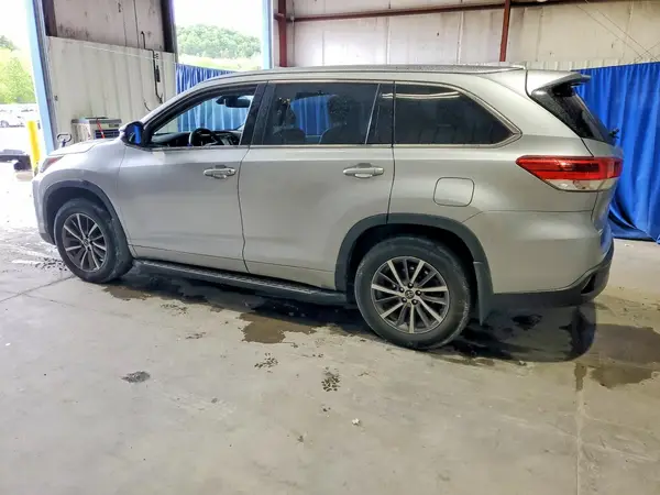 5TDJZRFH0JS872379 2018 TOYOTA HIGHLANDER - Image 2