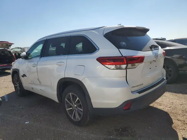 5TDJZRFH0JS878117 2018 TOYOTA HIGHLANDER - Image 2