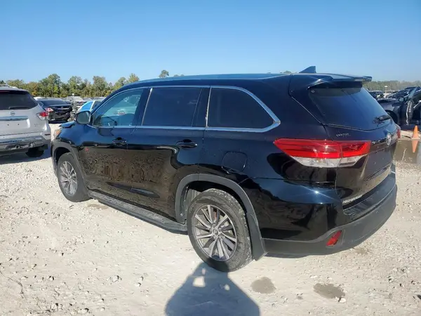 5TDJZRFH0JS882572 2018 TOYOTA HIGHLANDER - Image 2