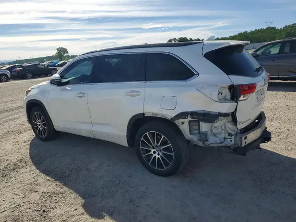 5TDJZRFH0JS882961 2018 TOYOTA HIGHLANDER - Image 2