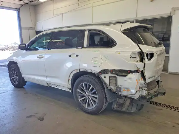 5TDJZRFH0JS884984 2018 TOYOTA HIGHLANDER - Image 2