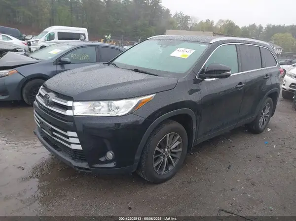 5TDJZRFH0JS887299 2018 TOYOTA HIGHLANDER - Image 2