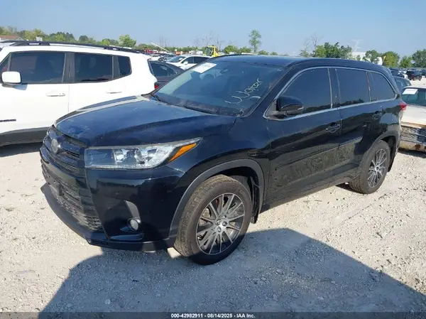 5TDJZRFH0JS893717 2018 TOYOTA HIGHLANDER - Image 2