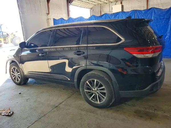 5TDJZRFH0JS893863 2018 TOYOTA HIGHLANDER - Image 2