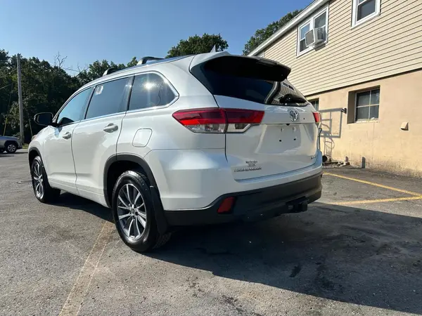 5TDJZRFH0JS914081 2018 TOYOTA HIGHLANDER - Image 2
