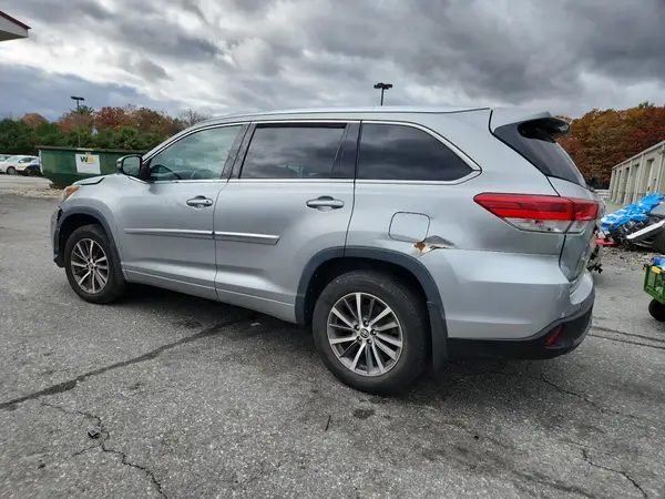 5TDJZRFH0JS914775 2018 TOYOTA HIGHLANDER - Image 2