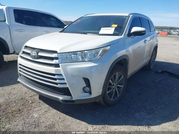 5TDJZRFH0KS575257 2019 TOYOTA HIGHLANDER - Image 2
