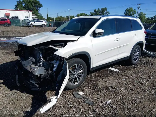 5TDJZRFH0KS576697 2019 TOYOTA HIGHLANDER - Image 2