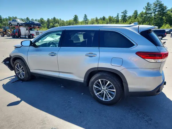 5TDJZRFH0KS584590 2019 TOYOTA HIGHLANDER - Image 2
