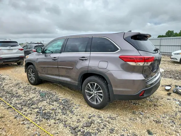 5TDJZRFH0KS585125 2019 TOYOTA HIGHLANDER - Image 2
