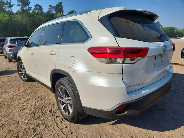 5TDJZRFH0KS587912 2019 TOYOTA HIGHLANDER - Image 2