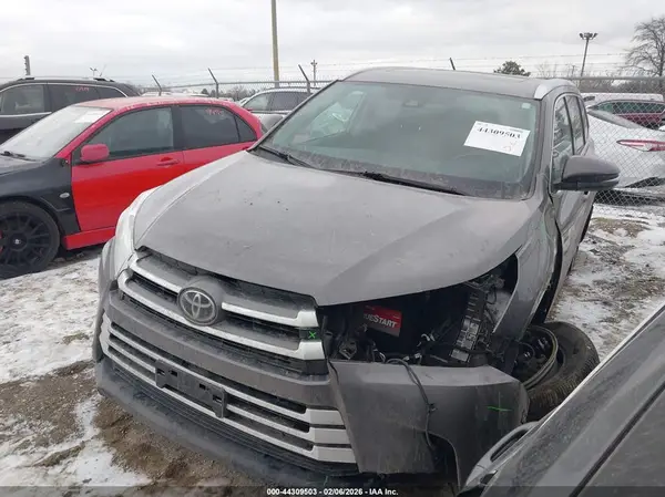 5TDJZRFH0KS589658 2019 TOYOTA HIGHLANDER - Image 2