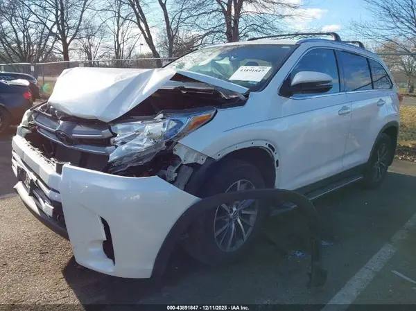 5TDJZRFH0KS592625 2019 TOYOTA HIGHLANDER - Image 2