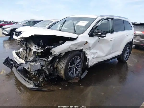 5TDJZRFH0KS596044 2019 TOYOTA HIGHLANDER - Image 2