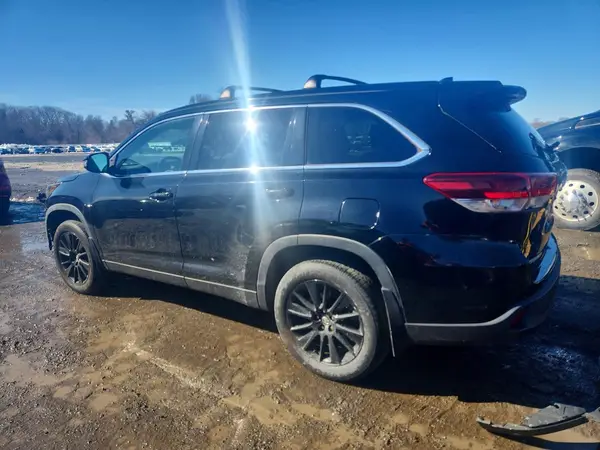 5TDJZRFH0KS607527 2019 TOYOTA HIGHLANDER - Image 2