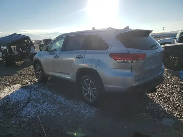 5TDJZRFH0KS619807 2019 TOYOTA HIGHLANDER - Image 2