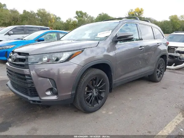 5TDJZRFH0KS705182 2019 TOYOTA HIGHLANDER - Image 2