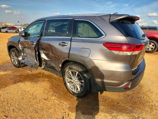 5TDJZRFH0KS717221 2019 TOYOTA HIGHLANDER - Image 2